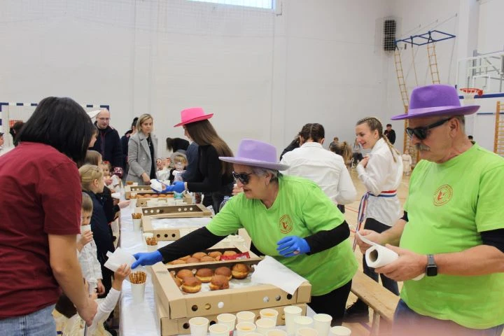 MAŠKARE U PLETERNICI: U prepunoj školskoj dvorani pripremljen zanimljiv pokladni program 