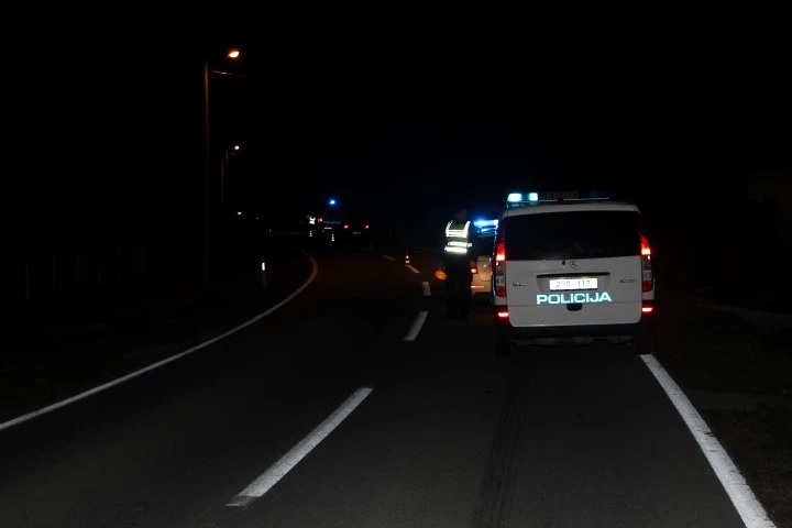 Pijani vozač izazvao nesreću u Brodskom Drenovcu – automobil završio na krovu