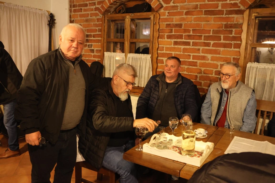 Nekad popularni svirači SOS ponovo na okupu - jednog ispratili u mirovinu