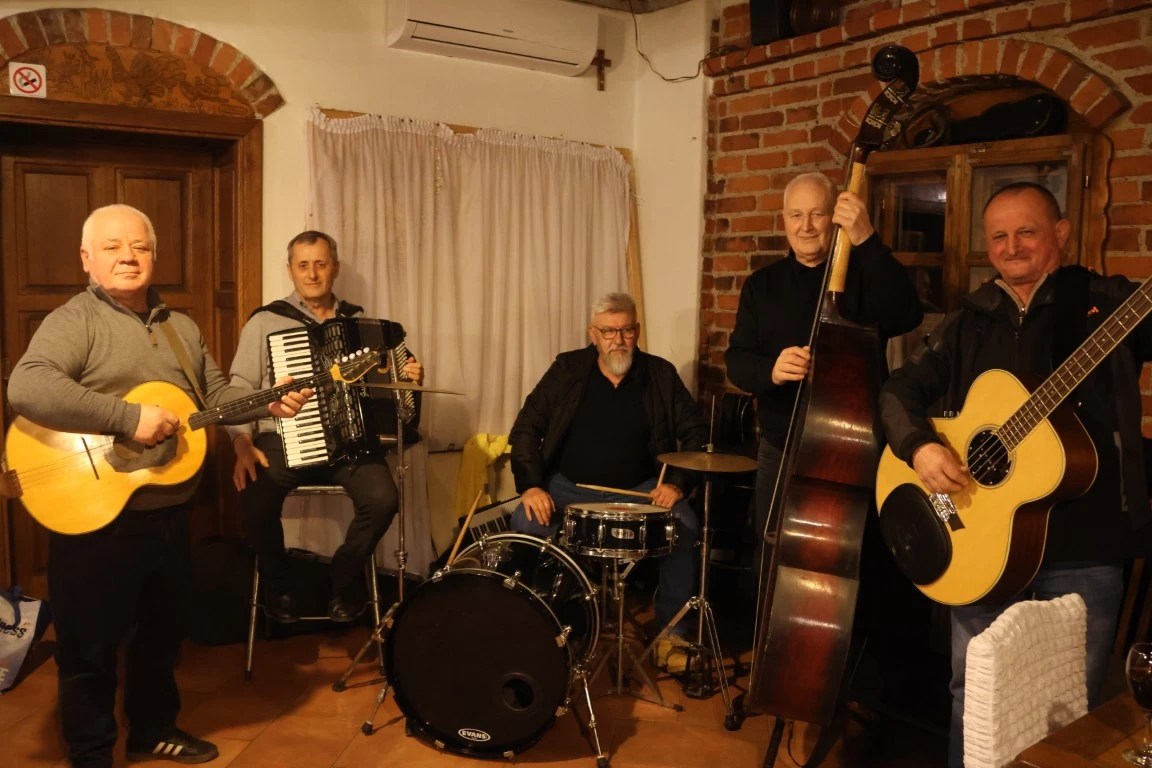 Nekad popularni svirači SOS ponovo na okupu - jednog ispratili u mirovinu