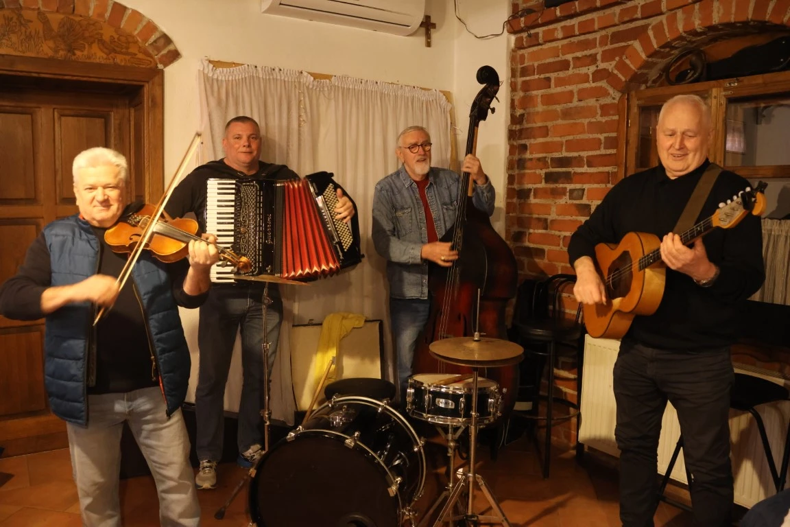 Nekad popularni svirači SOS ponovo na okupu - jednog ispratili u mirovinu