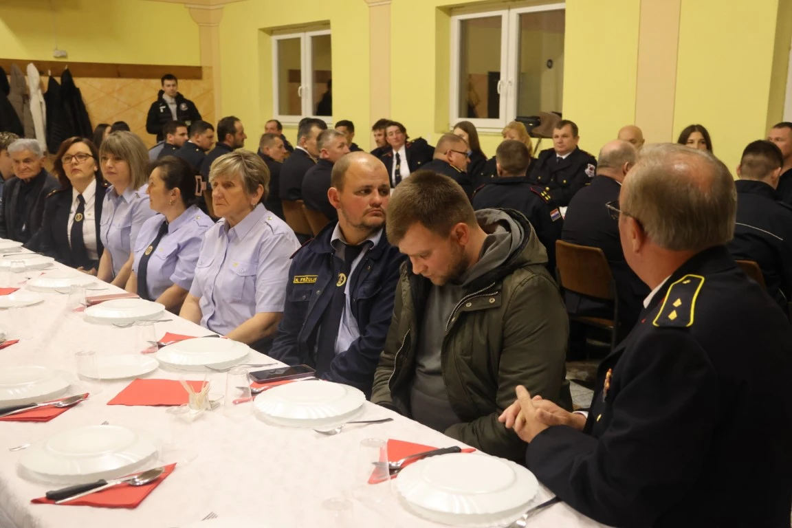 Bektežani Ivan Ramić i Zdravko Galić vatrogasci su 60, a Vlado Stipić i Josip Galić 50 godina