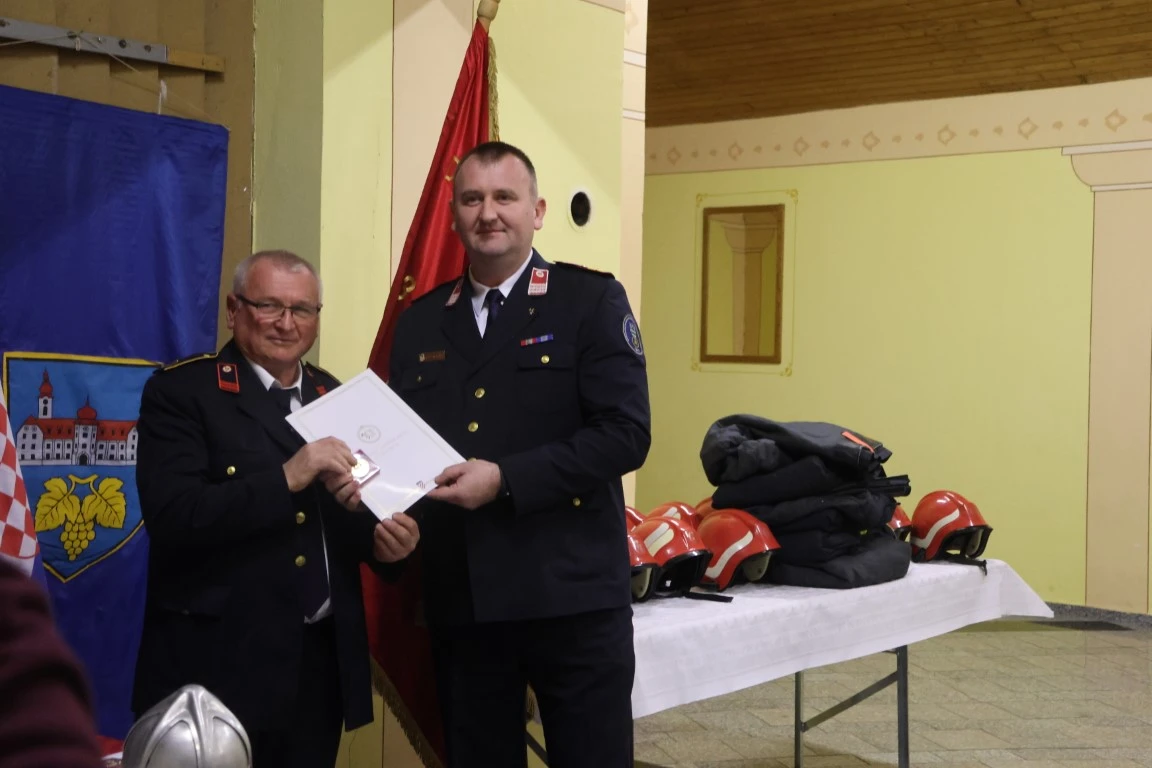 Bektežani Ivan Ramić i Zdravko Galić vatrogasci su 60, a Vlado Stipić i Josip Galić 50 godina