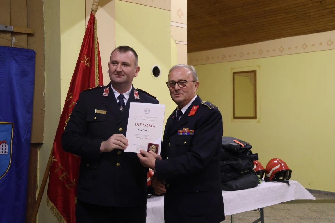 Bektežani Ivan Ramić i Zdravko Galić vatrogasci su 60, a Vlado Stipić i Josip Galić 50 godina