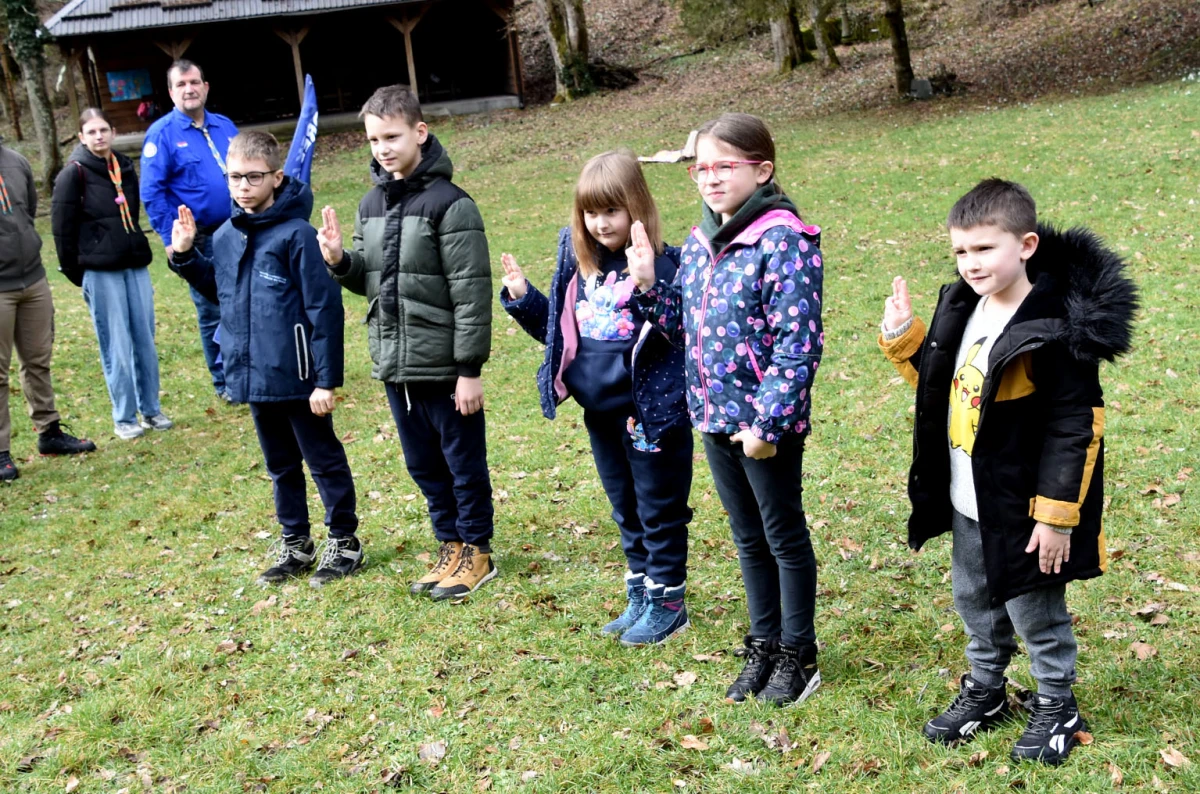NOVI ČLANOVI U IZVIĐAČKOJ OBITELJI: Na ’Šumarijskoj livadi’ podijeljene marame požeškim ’Sovicama’ i ’Gremlinima’