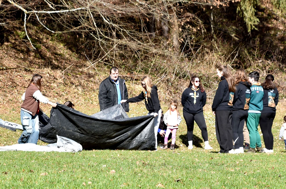 NOVI ČLANOVI U IZVIĐAČKOJ OBITELJI: Na ’Šumarijskoj livadi’ podijeljene marame požeškim ’Sovicama’ i ’Gremlinima’