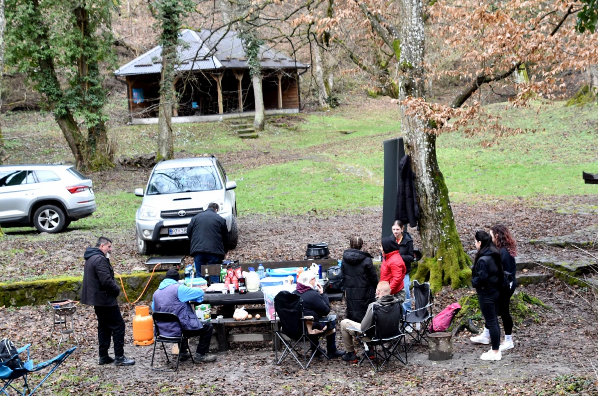 NOVI ČLANOVI U IZVIĐAČKOJ OBITELJI: Na ’Šumarijskoj livadi’ podijeljene marame požeškim ’Sovicama’ i ’Gremlinima’
