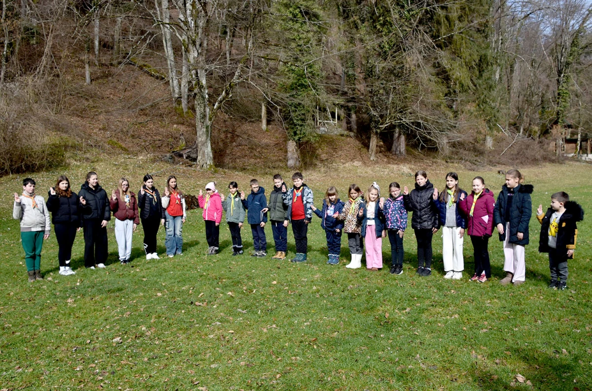 NOVI ČLANOVI U IZVIĐAČKOJ OBITELJI: Na ’Šumarijskoj livadi’ podijeljene marame požeškim ’Sovicama’ i ’Gremlinima’