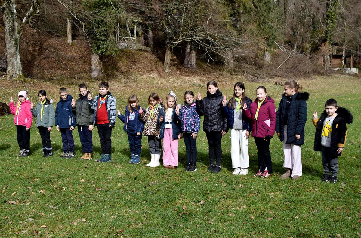 NOVI ČLANOVI U IZVIĐAČKOJ OBITELJI: Na ’Šumarijskoj livadi’ podijeljene marame požeškim ’Sovicama’ i ’Gremlinima’