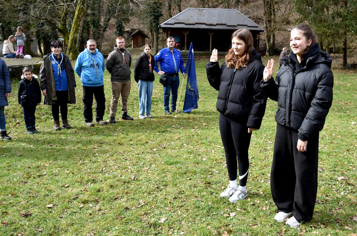 NOVI ČLANOVI U IZVIĐAČKOJ OBITELJI: Na ’Šumarijskoj livadi’ podijeljene marame požeškim ’Sovicama’ i ’Gremlinima’