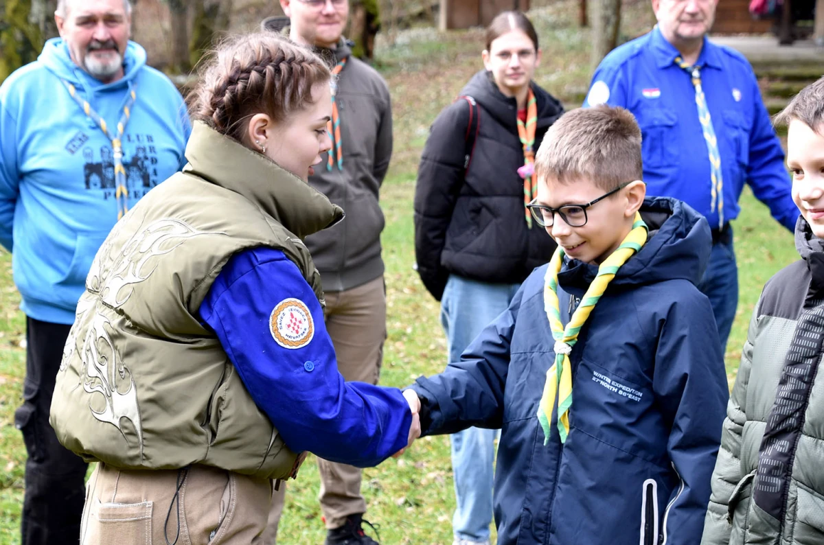 NOVI ČLANOVI U IZVIĐAČKOJ OBITELJI: Na ’Šumarijskoj livadi’ podijeljene marame požeškim ’Sovicama’ i ’Gremlinima’