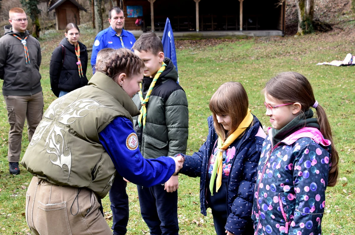 NOVI ČLANOVI U IZVIĐAČKOJ OBITELJI: Na ’Šumarijskoj livadi’ podijeljene marame požeškim ’Sovicama’ i ’Gremlinima’