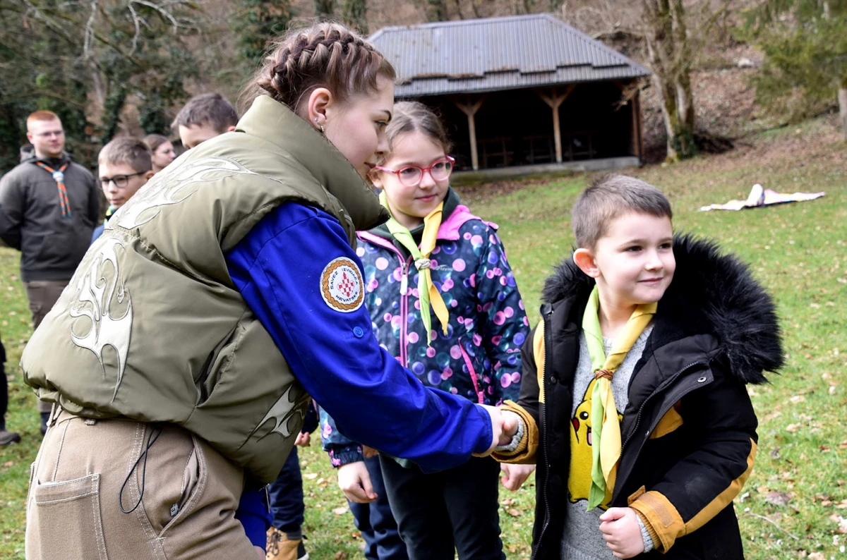 NOVI ČLANOVI U IZVIĐAČKOJ OBITELJI: Na ’Šumarijskoj livadi’ podijeljene marame požeškim ’Sovicama’ i ’Gremlinima’