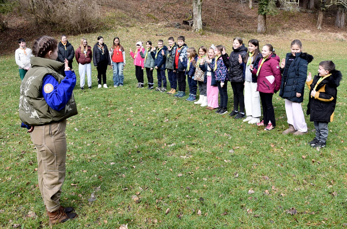 NOVI ČLANOVI U IZVIĐAČKOJ OBITELJI: Na ’Šumarijskoj livadi’ podijeljene marame požeškim ’Sovicama’ i ’Gremlinima’