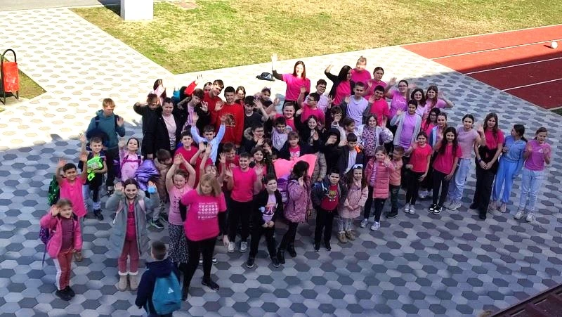 Ružičaste majice i snažne poruke protiv nasilja u čaglinskoj školi
