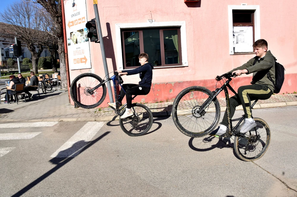 KUTJEVAČKI ASFALT KAO POZORNICA: Mladi virtuozi na jednom kotaču prkose gravitaciji