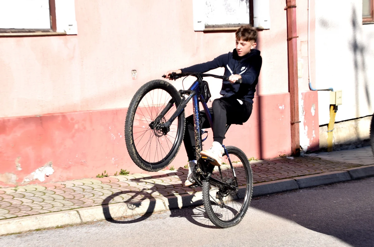 KUTJEVAČKI ASFALT KAO POZORNICA: Mladi virtuozi na jednom kotaču prkose gravitaciji