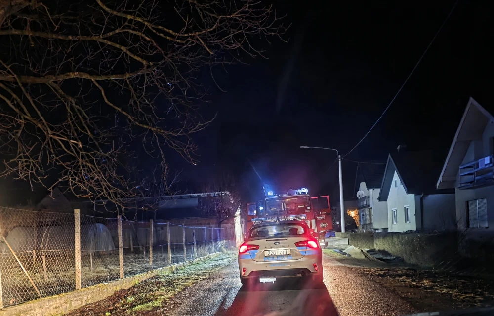 Jakšički vatrogasci u noćnoj intervenciji spriječili širenje požara na obiteljske kuće