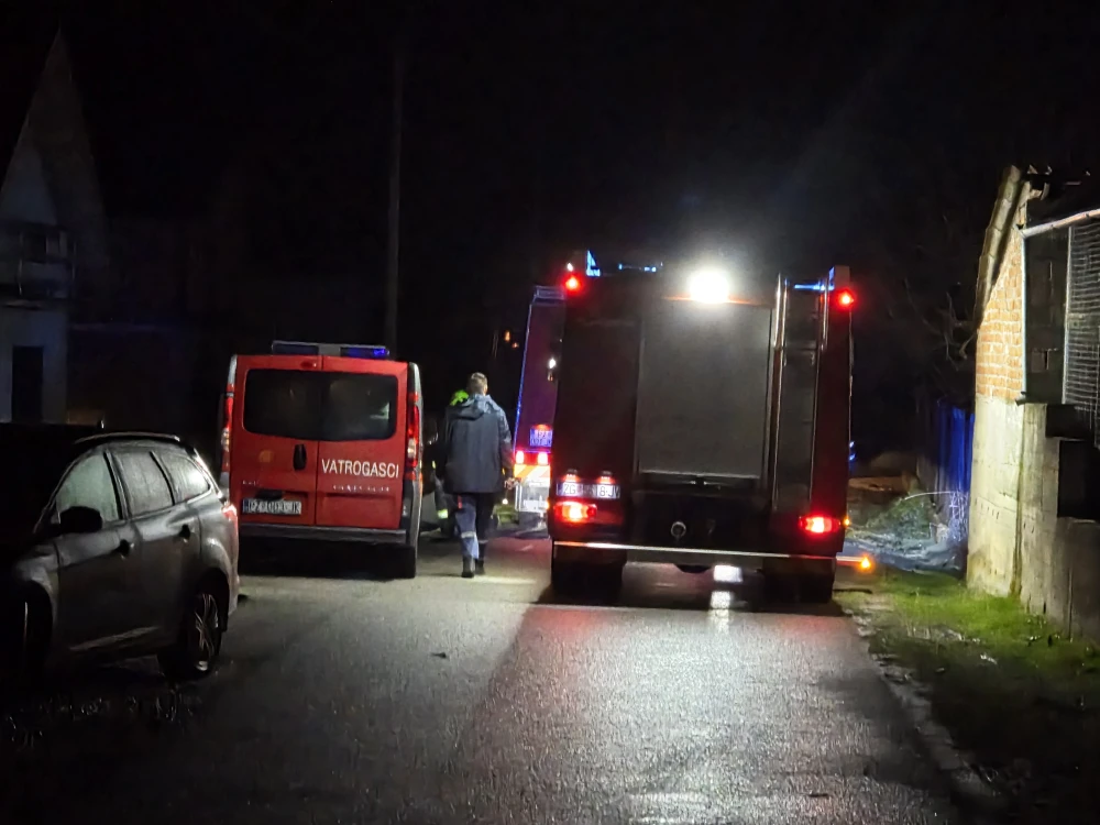 Jakšički vatrogasci u noćnoj intervenciji spriječili širenje požara na obiteljske kuće