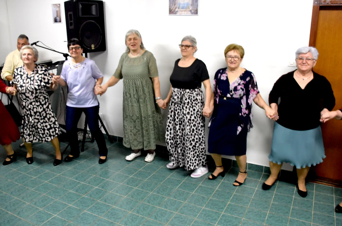 Umirovljenici Velike proslavili Dan žena: Karanfili i pjesma za članice Matice 