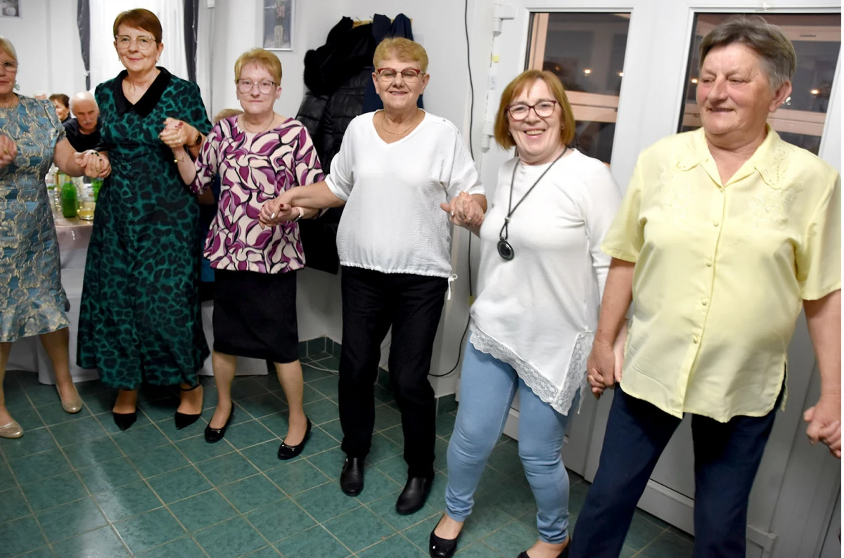 Umirovljenici Velike proslavili Dan žena: Karanfili i pjesma za članice Matice 