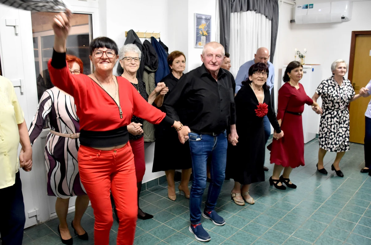 Umirovljenici Velike proslavili Dan žena: Karanfili i pjesma za članice Matice 