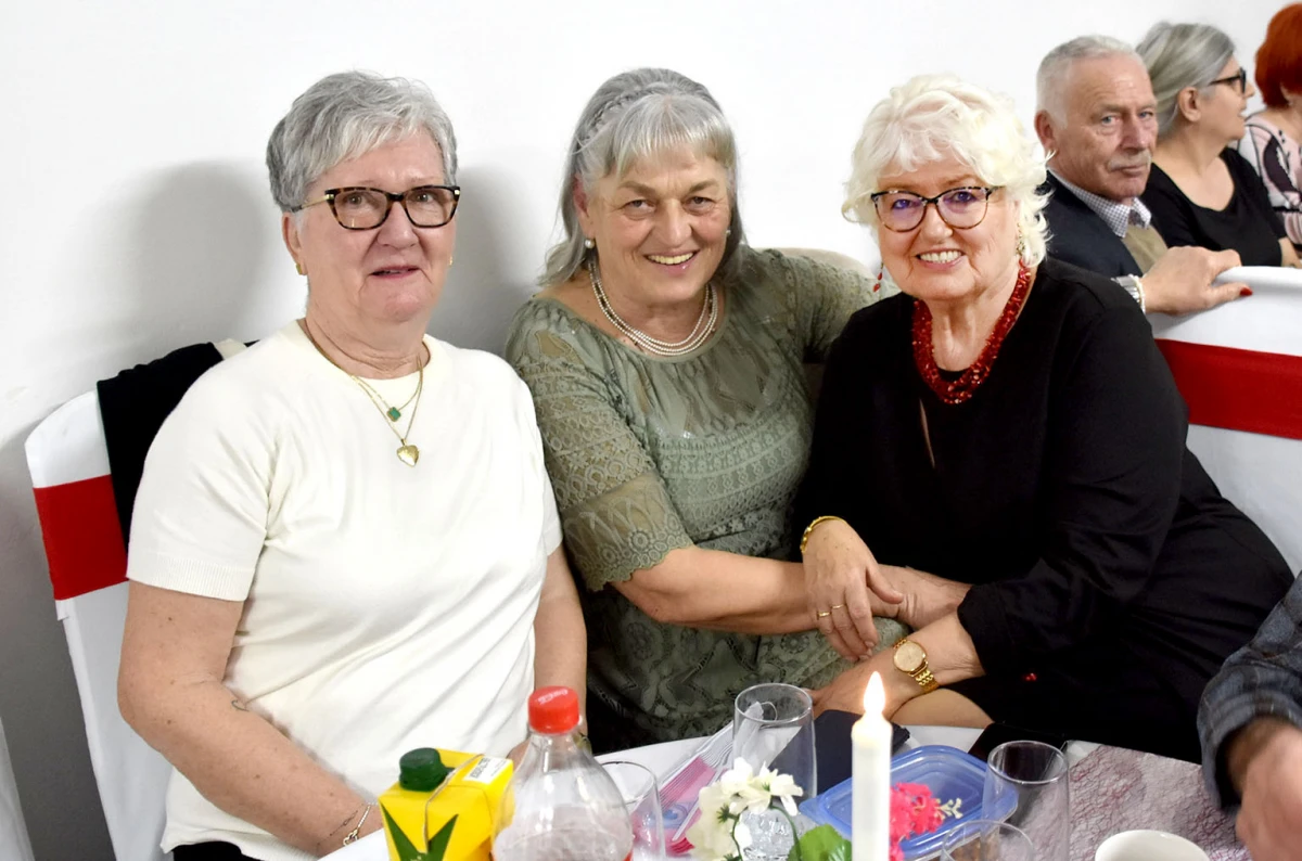 Umirovljenici Velike proslavili Dan žena: Karanfili i pjesma za članice Matice 