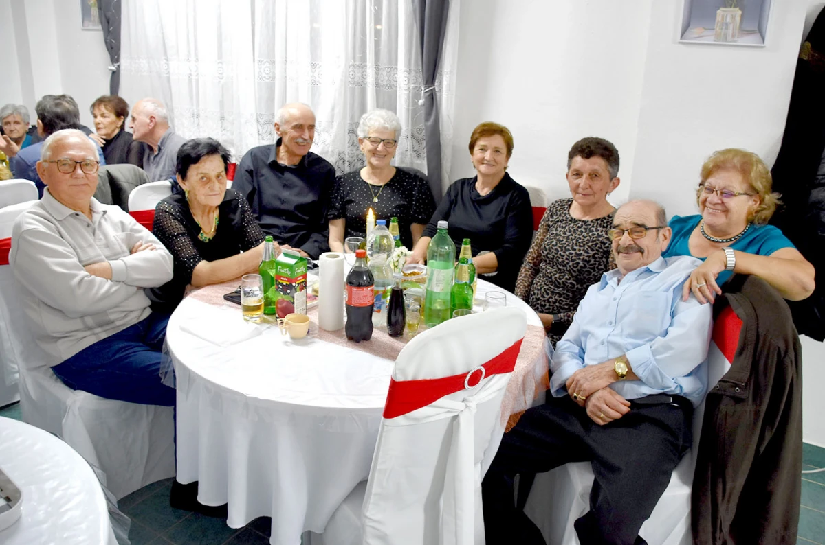 Umirovljenici Velike proslavili Dan žena: Karanfili i pjesma za članice Matice 