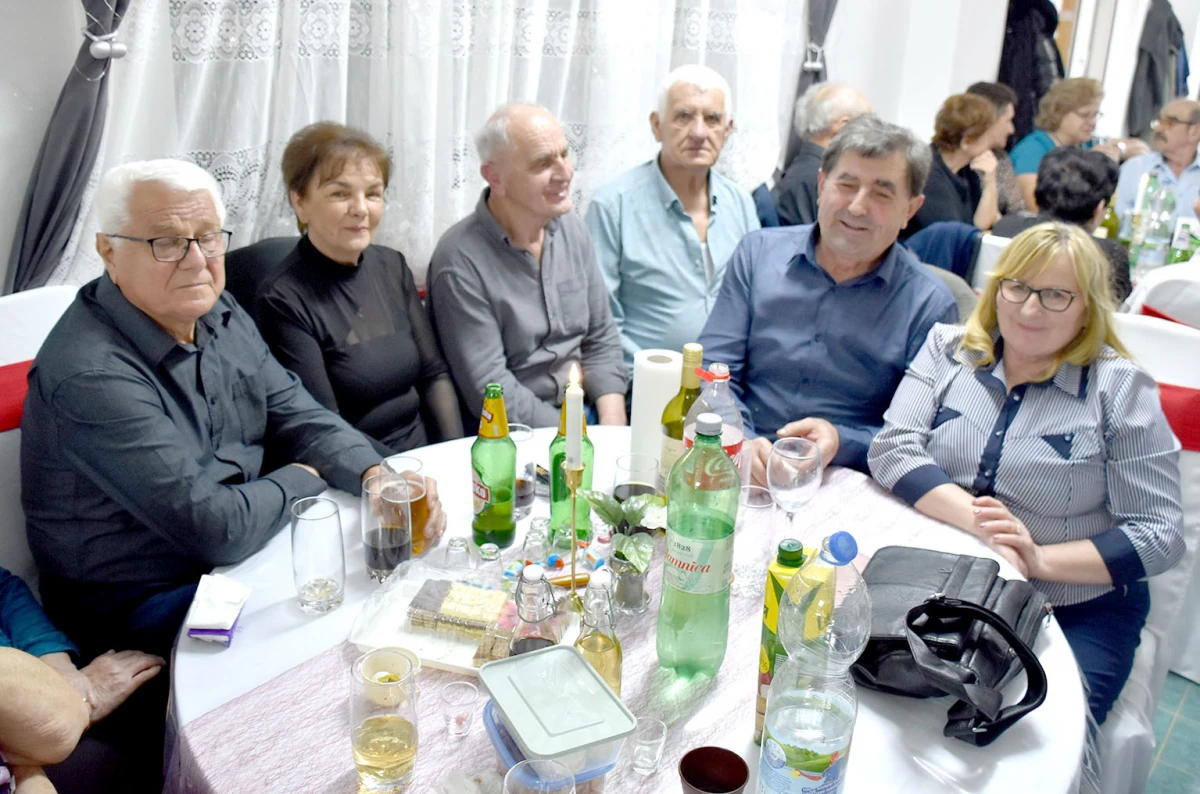 Umirovljenici Velike proslavili Dan žena: Karanfili i pjesma za članice Matice 