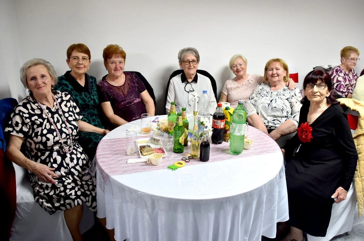 Umirovljenici Velike proslavili Dan žena: Karanfili i pjesma za članice Matice 