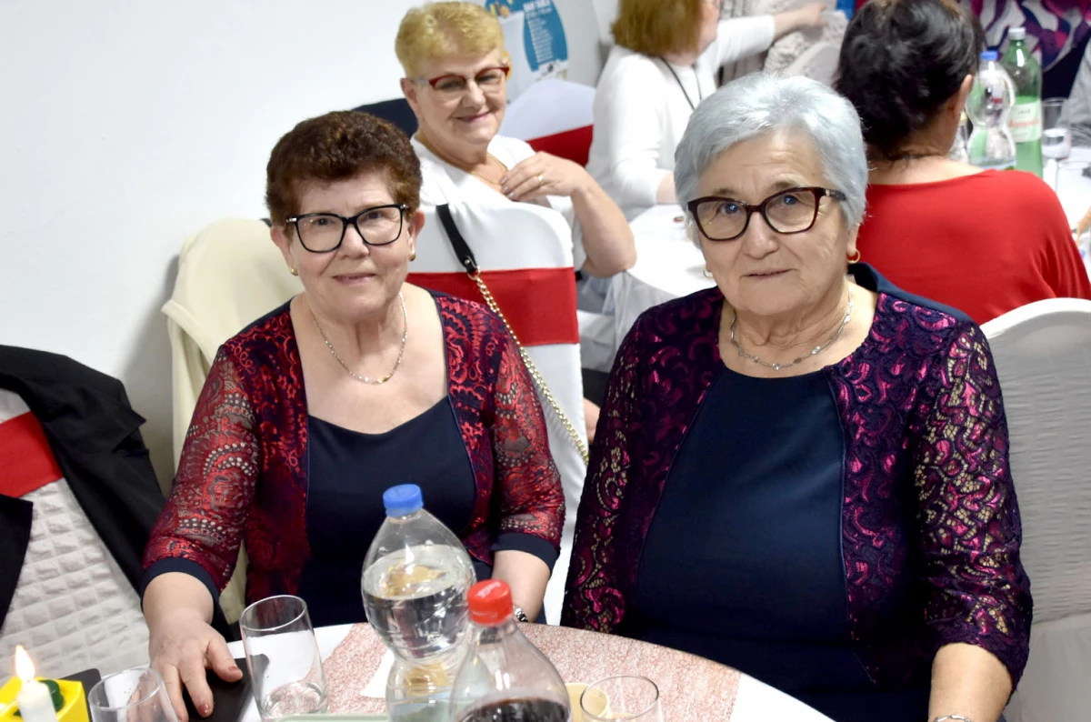 Umirovljenici Velike proslavili Dan žena: Karanfili i pjesma za članice Matice 