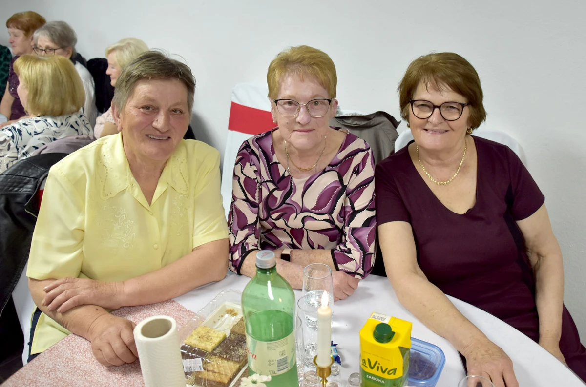 Umirovljenici Velike proslavili Dan žena: Karanfili i pjesma za članice Matice 