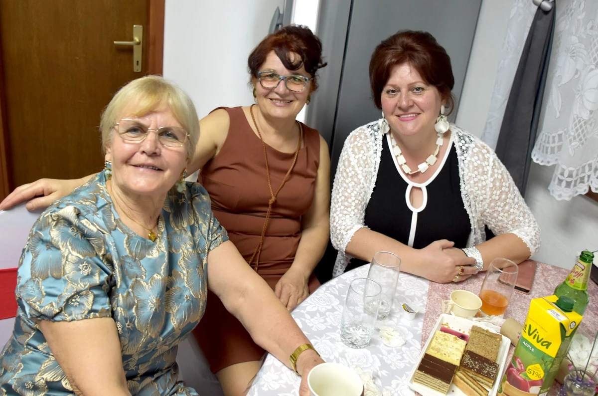 Umirovljenici Velike proslavili Dan žena: Karanfili i pjesma za članice Matice 