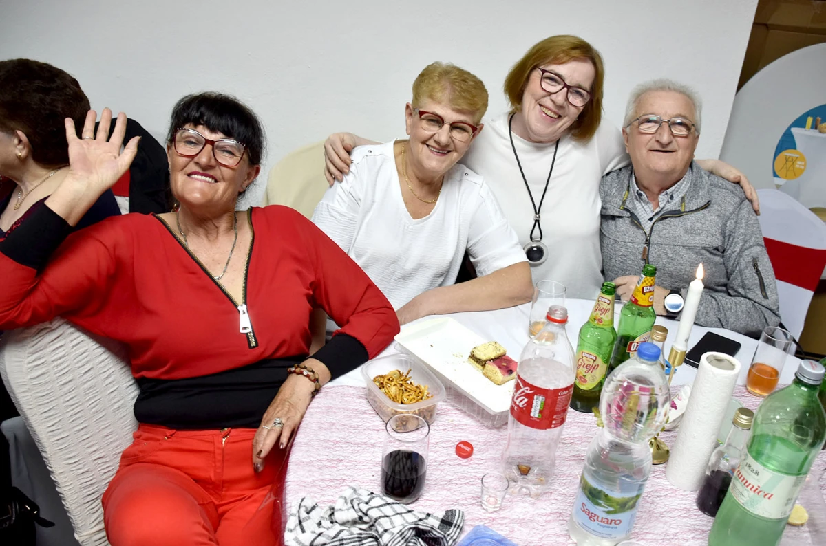 Umirovljenici Velike proslavili Dan žena: Karanfili i pjesma za članice Matice 