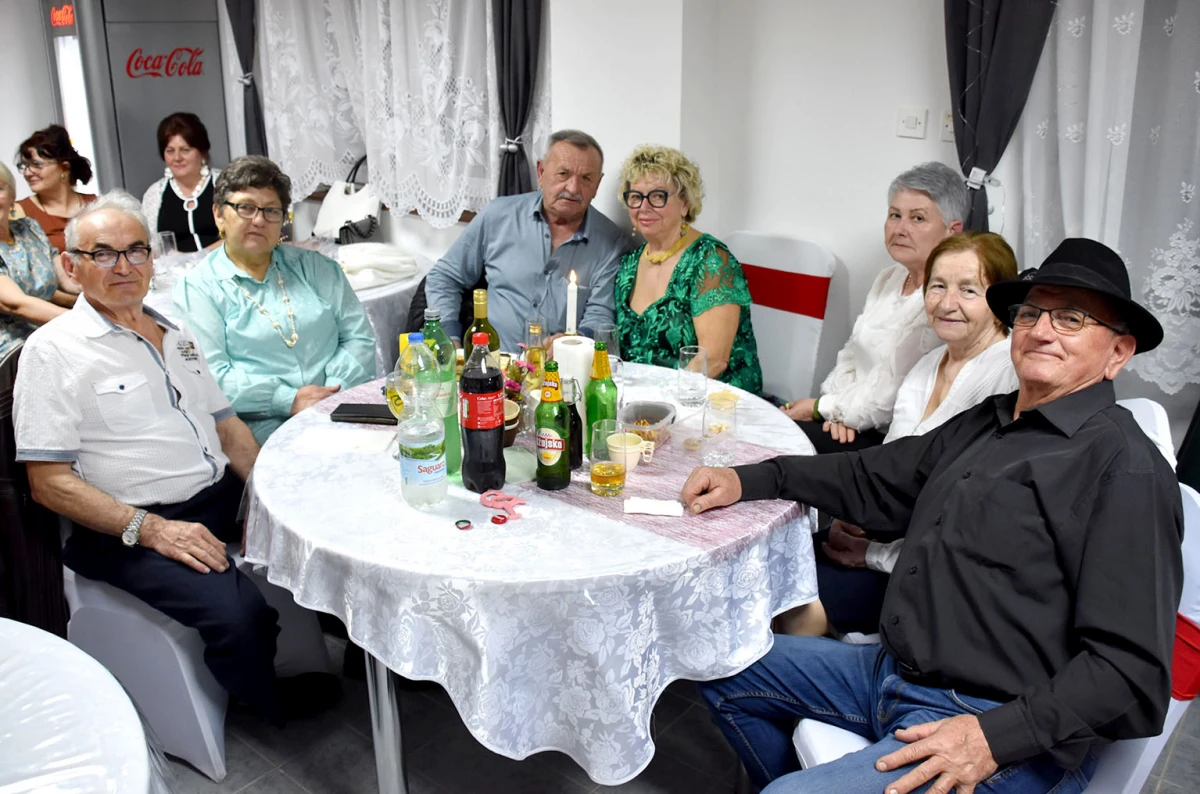 Umirovljenici Velike proslavili Dan žena: Karanfili i pjesma za članice Matice 