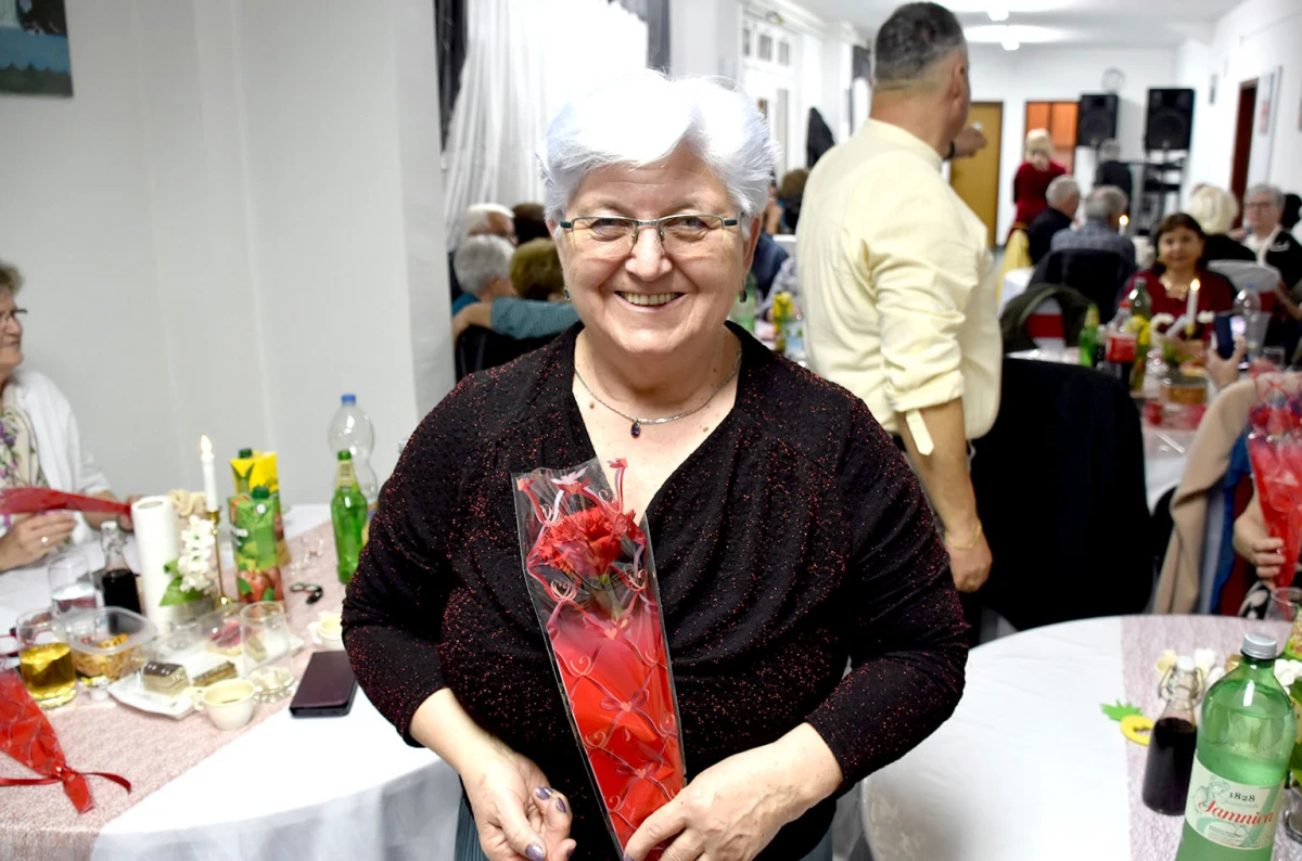 Umirovljenici Velike proslavili Dan žena: Karanfili i pjesma za članice Matice 