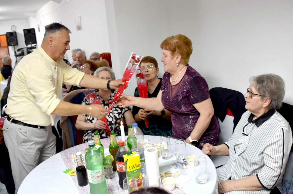 Umirovljenici Velike proslavili Dan žena: Karanfili i pjesma za članice Matice 