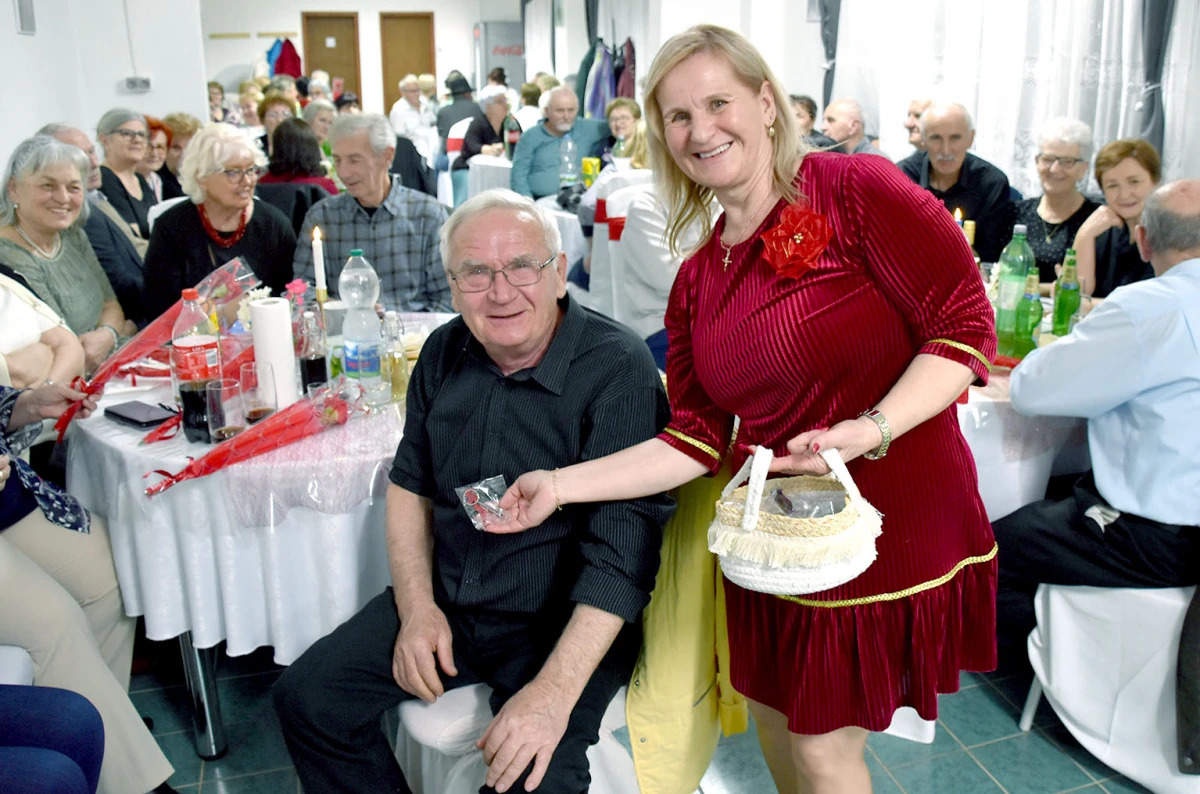 Umirovljenici Velike proslavili Dan žena: Karanfili i pjesma za članice Matice 