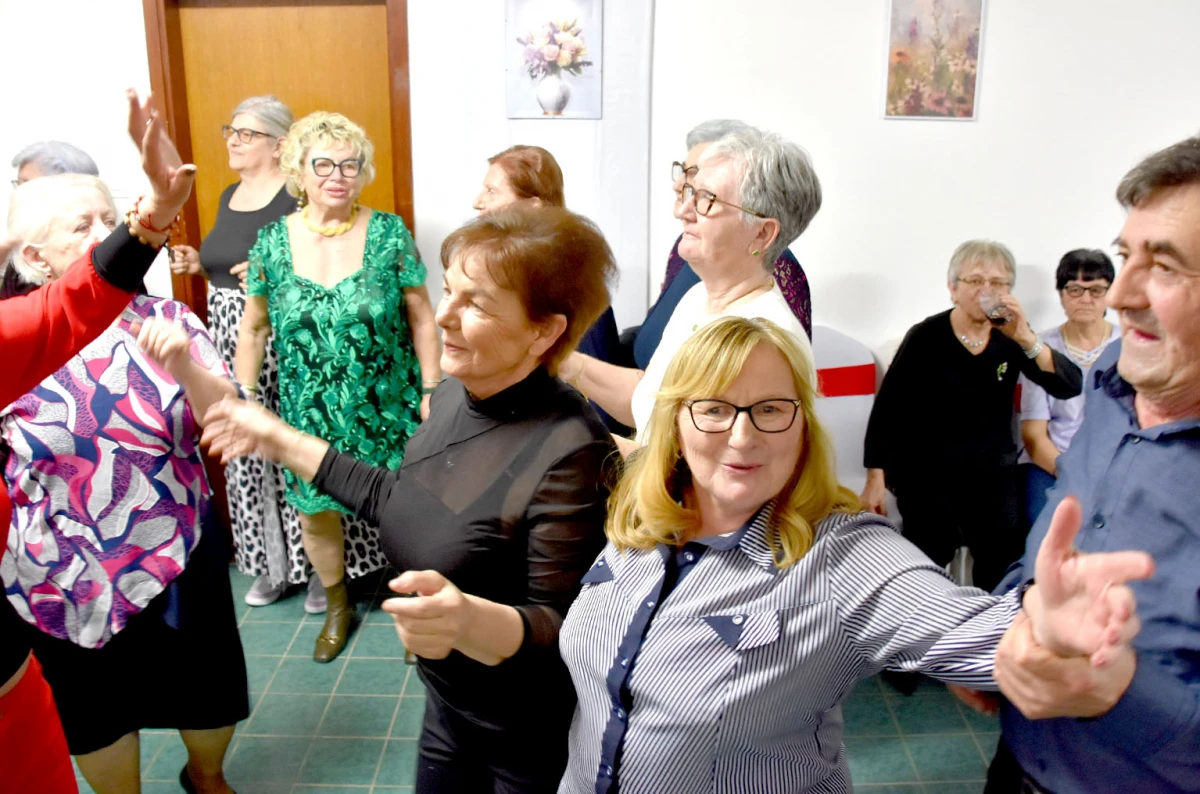 Umirovljenici Velike proslavili Dan žena: Karanfili i pjesma za članice Matice 