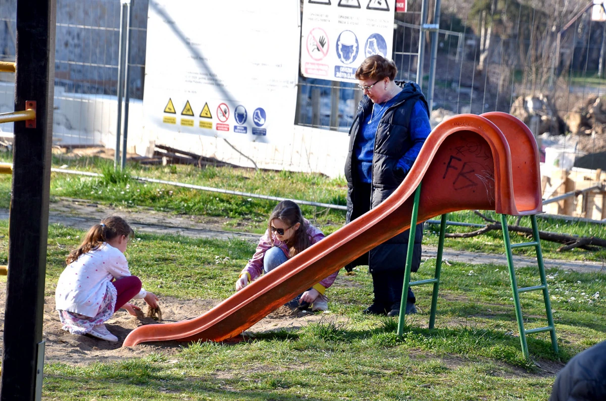 NOVO RUHO DJEČJEG IGRALIŠTA: Veselje podno Staroga grada