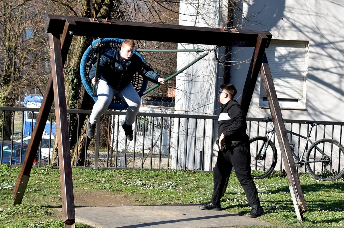 NOVO RUHO DJEČJEG IGRALIŠTA: Veselje podno Staroga grada