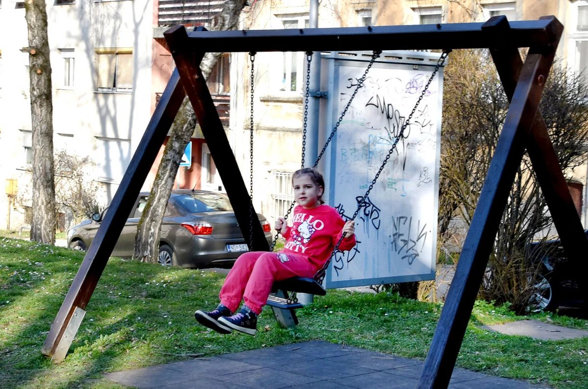 NOVO RUHO DJEČJEG IGRALIŠTA: Veselje podno Staroga grada