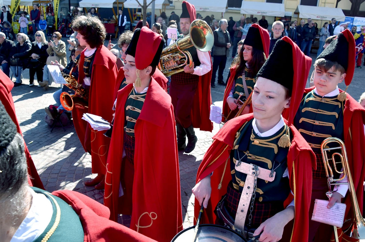 Svečani mimohod povijesnih postrojbi obogatio obilježavanje Dana grada Požege