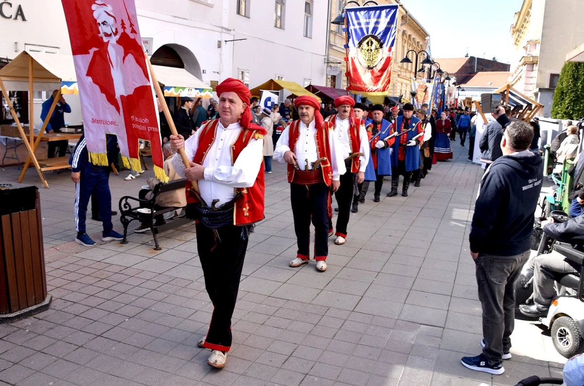 Svečani mimohod povijesnih postrojbi obogatio obilježavanje Dana grada Požege
