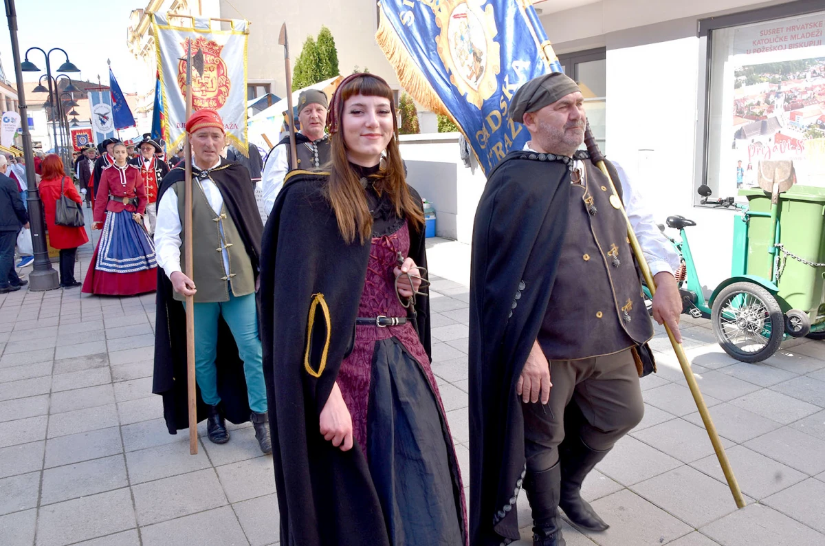 Svečani mimohod povijesnih postrojbi obogatio obilježavanje Dana grada Požege