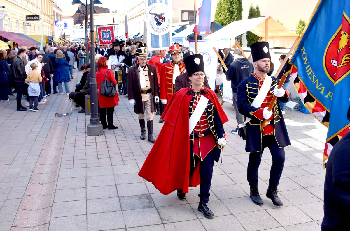 Svečani mimohod povijesnih postrojbi obogatio obilježavanje Dana grada Požege