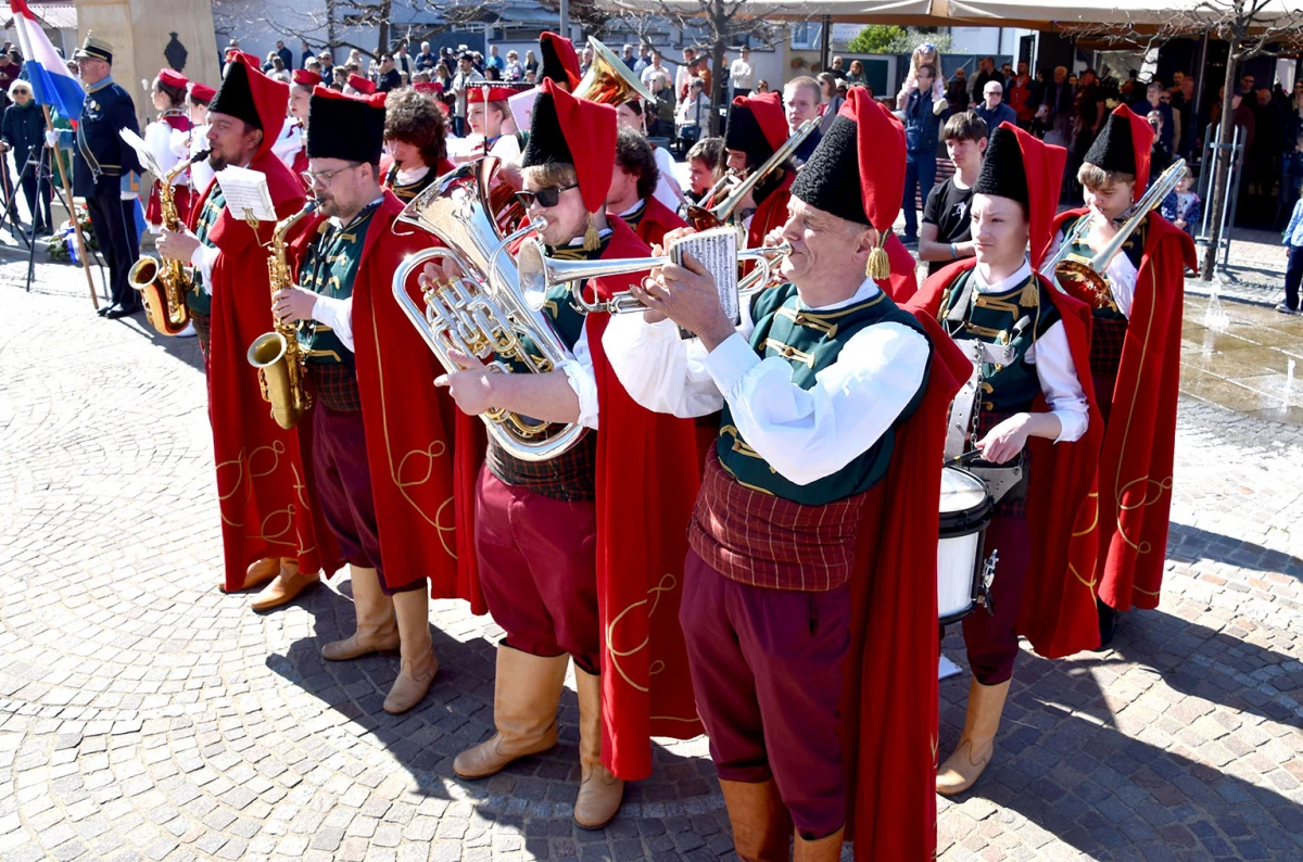 Svečani mimohod povijesnih postrojbi obogatio obilježavanje Dana grada Požege
