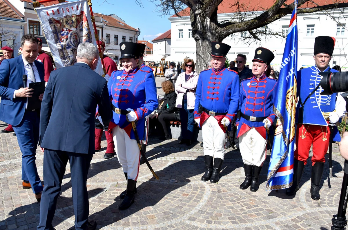Svečani mimohod povijesnih postrojbi obogatio obilježavanje Dana grada Požege