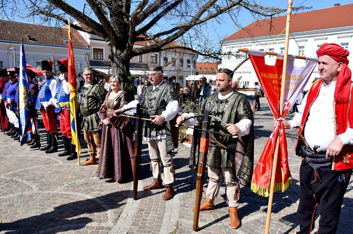 Svečani mimohod povijesnih postrojbi obogatio obilježavanje Dana grada Požege