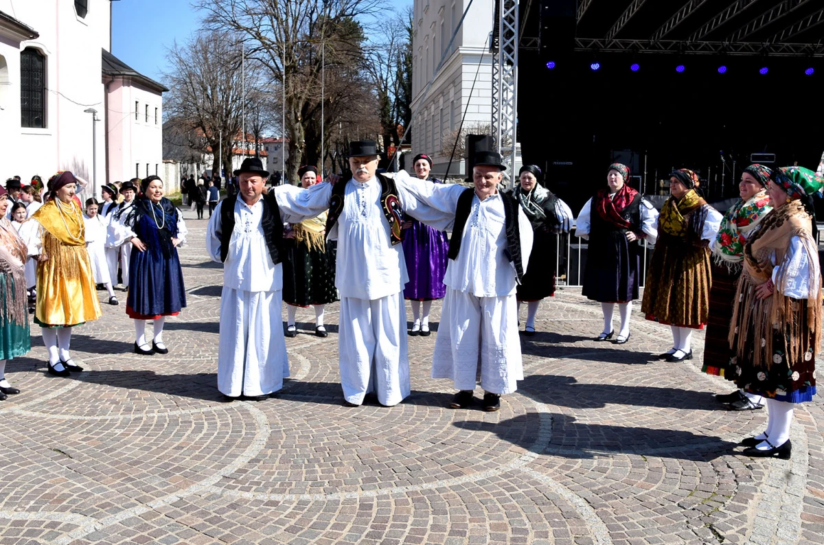 Svečani mimohod povijesnih postrojbi obogatio obilježavanje Dana grada Požege